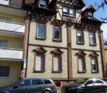 Dreifamilienhaus mit Nebengebäude und Garagen