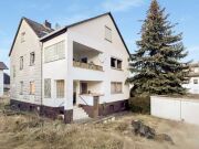 Mehrfamilienhaus mit drei Wohneinheiten und zusätzlichem Grundstücks…