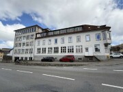 Wohn- und Geschäftshaus mit 4 Garagenstellplätzen und 7 Außenstellpl…