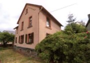 Einfamilienhaus mit Einzelgarage und Gartengebäude