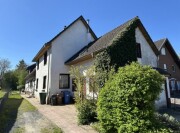 Wohnhaus mit Garage sowie Überdachung und Gartenfläche