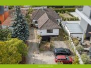 Zentrale Lage, großes Potenzial: Einfamilienhaus mit Pool & Werkstat…