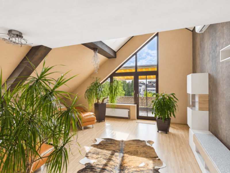 Über den Dächern – großzügige Maisonette mit Panoramafenster und Süd…