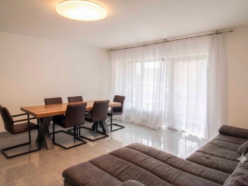 Wohnen mit Stil: Modernisierte 4-Zimmer-Wohnung mit Balkon, Garage &…