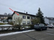 zwei Wohnungen mit Garagen in einem Zweifamilienhaus
