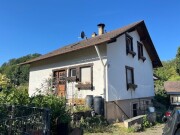 Zweifamilienhaus mit mehreren Nebengebäuden