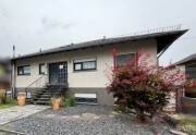 Einfamilienhaus mit Garage sowie unbebautes Grundstück