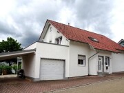 Einfamilienhaus mit Garage und Carport