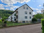 zwei Mehrfamilienhäuser mit 10 Garagen