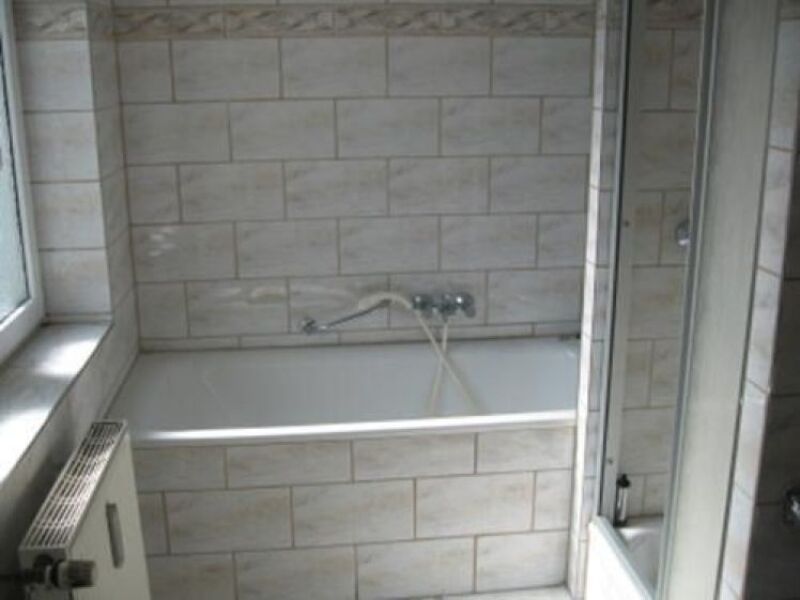 Großzügige 4-Zimmer mit Balkon, Wanne, Dusche und neues Laminat in z…