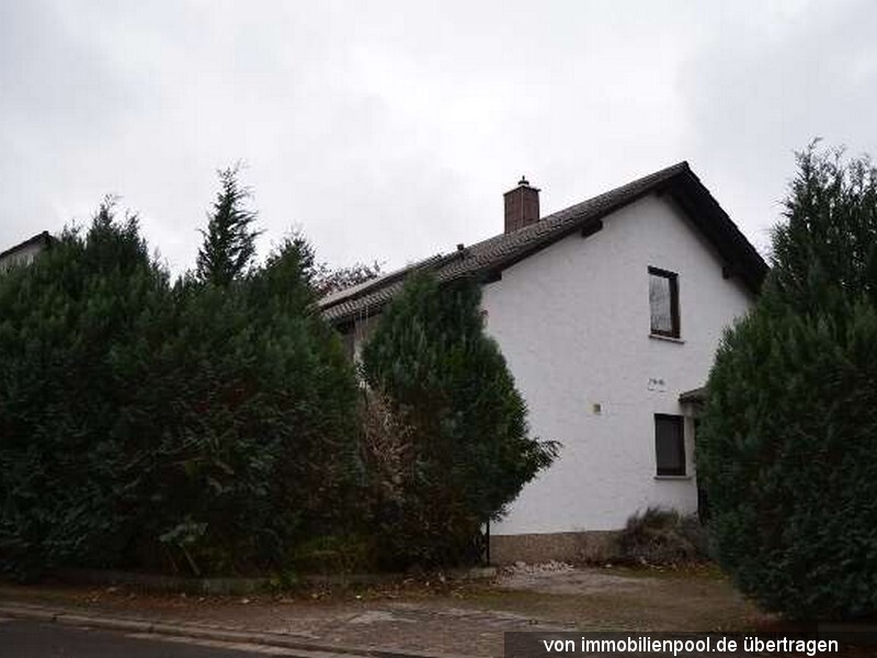 Zweifamilienhaus mit Garage und Carport