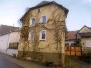 Einfamilienhaus mit Scheune und Nebengebäude