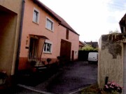 Einfamilienhaus mit Scheune und Nebengebäuden