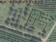 drei unbebaute Landwirtschaftsflächen (Grünland)