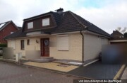 Einfamilienhaus mit Garage und Stellplatz