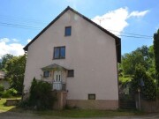 Einfamilienhaus mit Gartenland und Grünfläche